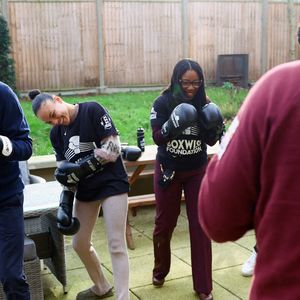 Le Prince de Galles (à gauche) lors d'une visite à Centrepoint à Ealing, dans l'ouest de Londres, pour rencontrer des jeunes soutenus par l'organisation caritative. Hannah McKay/PA Wire