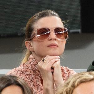 Après 3 ans d'inactivité professionnelles, elle a repris le travail car "elle devait payer les factures".

Cécile Cassel dans les tribunes lors des Internationaux de France de Tennis de Roland Garros 2025. Paris, le 28 mai 2025. 
© Moreau / Jacovides / Bestimage