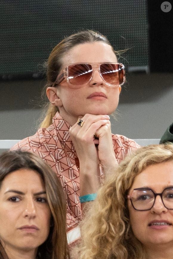 Après 3 ans d'inactivité professionnelles, elle a repris le travail car "elle devait payer les factures".

Cécile Cassel dans les tribunes lors des Internationaux de France de Tennis de Roland Garros 2025. Paris, le 28 mai 2025. 
© Moreau / Jacovides / Bestimage