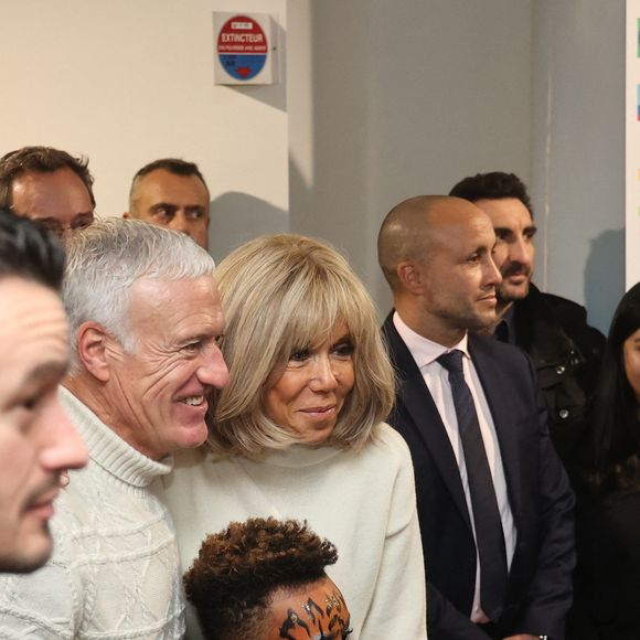 Brigitte Macron et Didier Deschamps au milieu des enfants hospitalisés au CHU de Bordeaux, à l'occasion du lancement de l'opération Pièces Jaunes 2025, le 8 janvier 2025. Le sélectionneur de l'équipe de France, vainqueur de la Coupe du monde 2018, Didier Deschamps, a annoncé le 8 janvier 2025 qu'il quitterait son poste après la phase finale de 2026. 
© Fabien Cottereau - Patrick Bernard/Bestimage