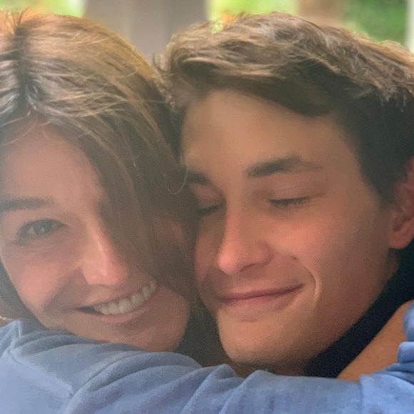 Aurélien Enthoven, fils de Carla Bruni et du philosophe Raphaël Enthoven, vient de décrocher son diplôme de Sciences Po Paris.

Aurélien Enthoven est le fils aîné de Carla Bruni-Sarkozy, qu'elle a eu avec le philosophe et écrivain Raphaël Enthoven.