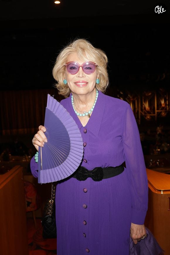 Amanda Lear lors de la générale du spectacle musical "Singin' in the rain" au théâtre du Lido à Paris le 17 septembre 2026. © Coadic Guirec / Bestimage