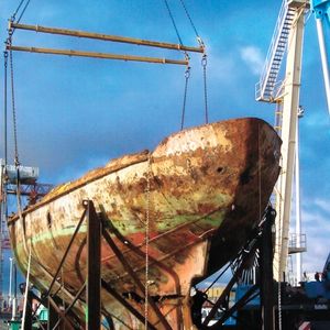 L'épave du voilier de Jacques Brel, "L'Askoy II", lors de sa rénovation au chantier naval de Rupelmonde. Il a été ramené en 2008 de Nouvelle-Zélande.

Photo : ALAIN ROLLAND/ IMAGEBUZZ/ BESTIMAGE