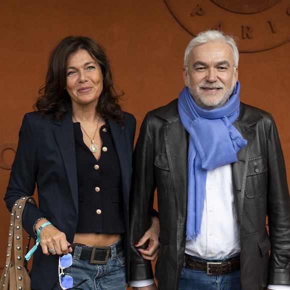 Pascal Praud et sa femme Catherine au village lors des Internationaux de France de Tennis de Roland Garros 2025, à Paris, France, le 7 juin 2025. © Cyril Moreau/Bestimage