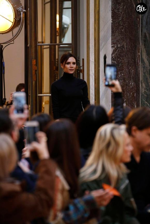 Victoria Beckham salue son mari et ses enfants à la fin de son défilé lors de la fashion week à New York le 11 février 2018. EXPRESS SYNDICATION / BESTIMAGE