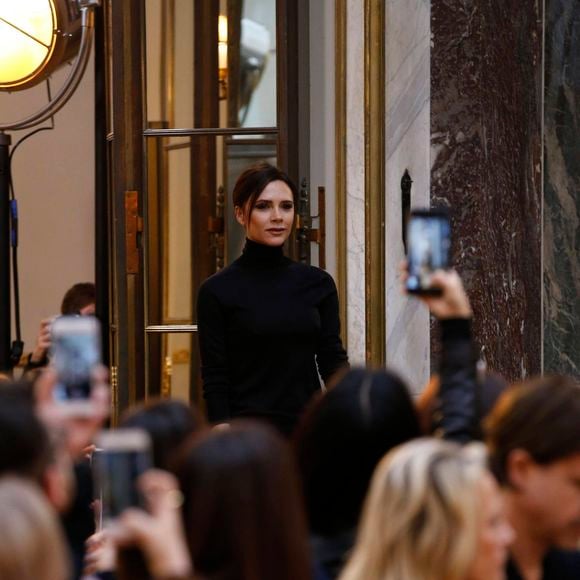 Victoria Beckham salue son mari et ses enfants à la fin de son défilé lors de la fashion week à New York le 11 février 2018. EXPRESS SYNDICATION / BESTIMAGE