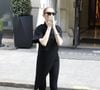 Entre pas de danse et sourires complices, la chanteuse prouve qu'elle n'a rien perdu de sa superbe.

Céline Dion acclamée par ses fans à la sortie du palace Royal Monceau à Paris, le 4 septembre 2026. 

© Marc Ausset-Lacroix/Bestimage