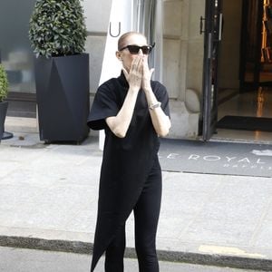 Entre pas de danse et sourires complices, la chanteuse prouve qu'elle n'a rien perdu de sa superbe.

Céline Dion acclamée par ses fans à la sortie du palace Royal Monceau à Paris, le 4 septembre 2026. 

© Marc Ausset-Lacroix/Bestimage