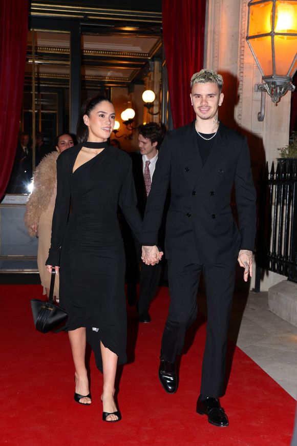 Paris, FRANCE David et Victoria Beckham sortent de leur hôtel à Paris, accompagnés de leurs fils Romeo et Cruz et de leurs amies Kim et Jackie. La famille s'est montrée élégante lors d'un dîner nocturne.



Sur la photo : Romeo Beckham, Kim Turnbull