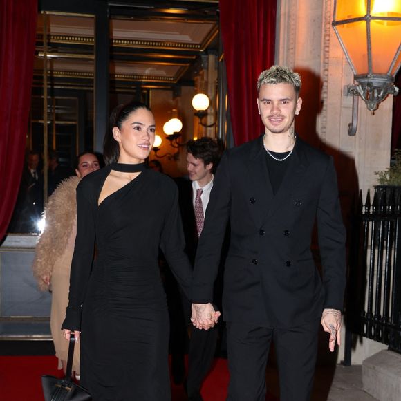 Paris, FRANCE David et Victoria Beckham sortent de leur hôtel à Paris, accompagnés de leurs fils Romeo et Cruz et de leurs amies Kim et Jackie. La famille s'est montrée élégante lors d'un dîner nocturne.



Sur la photo : Romeo Beckham, Kim Turnbull