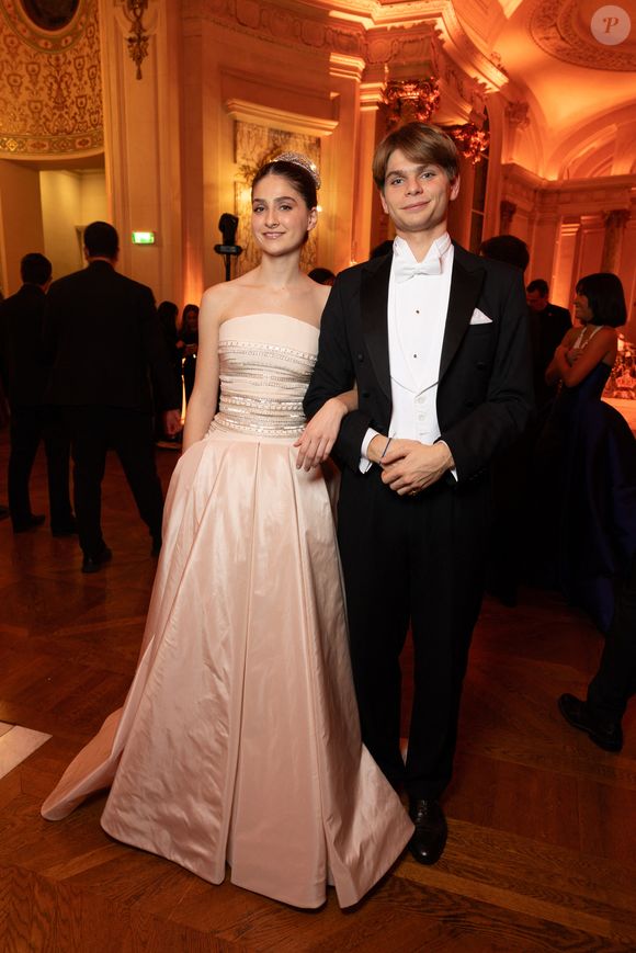 Exclusif -La princesse Isabelle d’Orléans ( robe Antonio Grimaldi ) et son cavalier le prince Constantin d’Orléans -   - Défilé au Bal 2025 des débutantes à l’hôtel Shangri-La Paris le 29 novembre 2025. Le Bal / Moreau / Borde / Bestimage