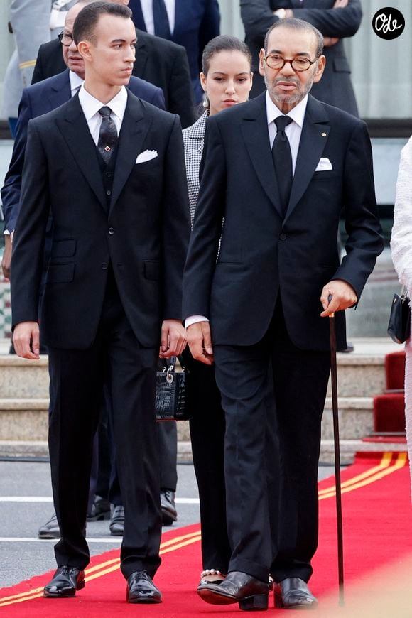 Son fils aîné, le prince héritier Moulay El Hassan, 23 ans, ne l’a pas quitté d’une semelle.

Le roi du Maroc Mohammed VI accompagné du prince héritier Moulay El Hassan (G) se dirige vers le président français dans la capitale Rabat le 28 octobre 2024. Le président français Emmanuel Macron a atterri dans la capitale marocaine le 28 octobre, pour une visite d'État de trois jours visant à rétablir les relations avec le pays d'Afrique du Nord après des années de tensions. Photo by Ludovic Marin/Pool/ ABACAPRESS.COM