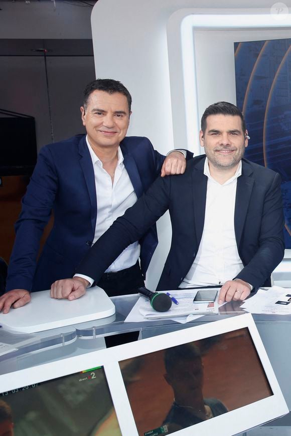 Exclusif - Les journalistes Laurent Luyat et Matthieu Lartot - Plateau de France Télévisions lors des Internationaux de France de Tennis de Roland Garros 2024, le 26 mai 2024. © Bertrand Rindoff / Bestimage