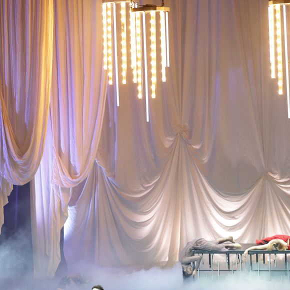 - Exclusif - Céleste Hauser et Benjamin Siksou - Générale du spectacle musical "Les Souliers Rouges" au Casino de Paris, le 24 janvier 2025.
"Les Souliers Rouges" est un conte musical produit par Marc Lavoine et son compositeur attitré Fabrice Aboulker d'après le conte "Les Chaussons Rouges" de Hans Christian Andersen.
© Guirec Coadic/Bestimage