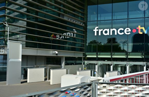 "La journée type commencera à 9h du matin et les épreuves se termineront vers 22h-23h. Après il y aura (..) JO Club et (...) des rediffusions", précise le directeur des sports.

Illustration du siège de France Télévisions à Paris, France, le 29 septembre 2025. France Télévisions aborde une rentrée particulièrement houleuse, sur fond d'attaques frontales visant l'audiovisuel public. © Christian Liewig/Bestimage