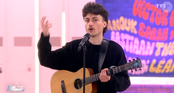 Grâce à sa mère : "J'ai commencé la musique à 6 ans parce que ma mère est prof de piano en école de musique mais j'ai commencé à vraiment chanter à 16 ans quand mes parents m'ont acheté ma première guitare"

Léo, candidat de la Star Academy