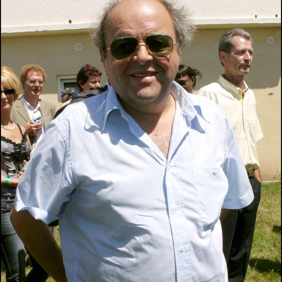 "JACQUES VILLERET" 17EME JOURNEE DE COURSES AU PROFIT DE L' ASSOCIATION "PERCE NEIGE" SUR L' HIPPODROME "JEAN GABIN" DE MOULINS LA MARCHE