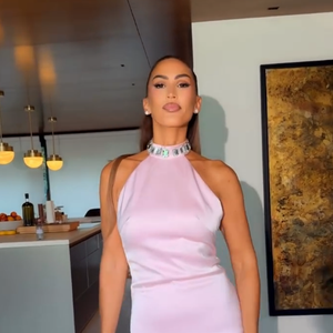 Vitaa habillée d'une magnifique robe rose pâle pour un mariage