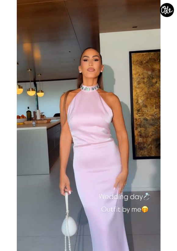 Vitaa habillée d'une magnifique robe rose pâle pour un mariage