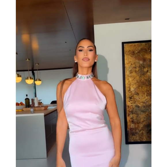 Vitaa habillée d'une magnifique robe rose pâle pour un mariage
