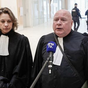 Les avocats de Stéphane Plaza, Carlo Alberto Brusa et Hélène Plumet parle à la presse après le verdict de du procès pour violences sur deux anciennes compagnes, à Paris, France, le 18 février 2025. © Christophe Clovis/Bestimage