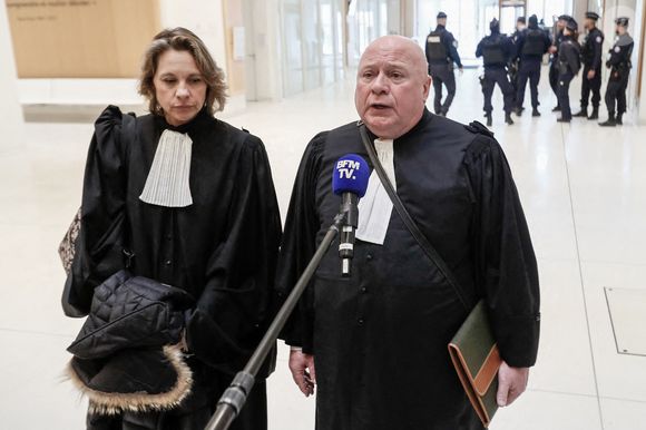Les avocats de Stéphane Plaza, Carlo Alberto Brusa et Hélène Plumet parle à la presse après le verdict de du procès pour violences sur deux anciennes compagnes, à Paris, France, le 18 février 2025. © Christophe Clovis/Bestimage