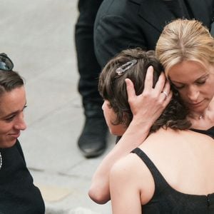 Audrey Crespo-Mara, Manon Ardisson, Ninon Ardisson - Sorties des obsèques de Thierry Ardisson en l’église Saint-Roch de Paris, France, le 17 juillet 2025. © Bestimage