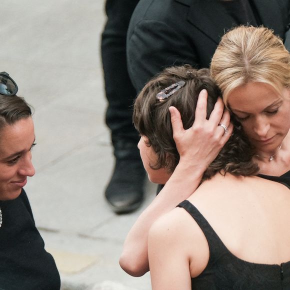 Audrey Crespo-Mara, Manon Ardisson, Ninon Ardisson - Sorties des obsèques de Thierry Ardisson en l’église Saint-Roch de Paris, France, le 17 juillet 2025. © Bestimage