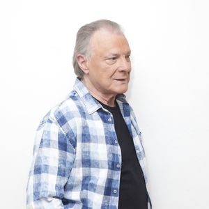 Herbert Léonard - Herbert Léonard pose en marge de sa venue à TPMP People, enregistrée le 17/03/2023, présentée par M.Delormeau et diffusée le 18/03/2023 - Paris le 18/03/2023 - 

© Jack Tribeca / Bestimage