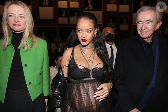 Delphine Arnault, Rihanna et Bernard Arnault - Défilé Dior Prêt-à-porter Automne/Hiver 2022/2023 dans le cadre de la Fashion Week de Paris, France, le 1er Mars 2022. © Borde-Rindoff/Bestimage