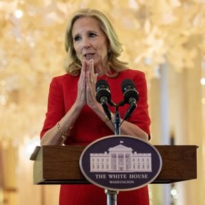 Jill Biden lors de la présentation des décorations de Noël 2024 à la Maison-Blanche, à Washington le 2 décembre 2024. Le thème de cette année est « Une saison de paix et de lumière ».