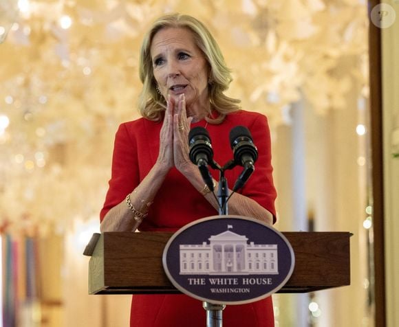 Jill Biden lors de la présentation des décorations de Noël 2024 à la Maison-Blanche, à Washington le 2 décembre 2024. Le thème de cette année est « Une saison de paix et de lumière ».