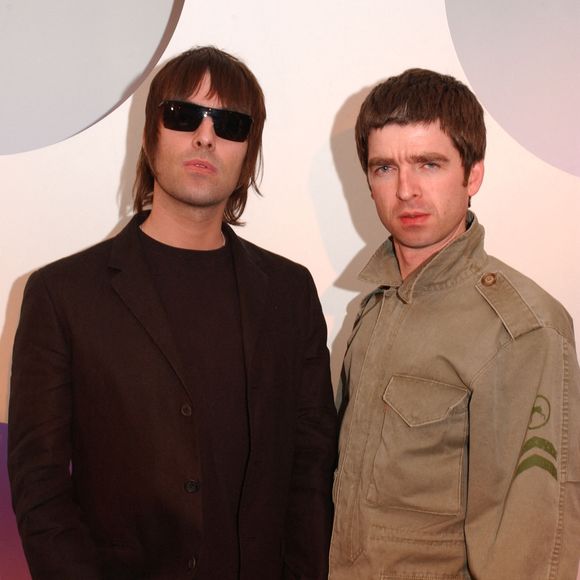 Un sacré coup dur pour ses deux frères.

Noël et Liam Gallagher du groupe Oasis posant le 10 avril 2002  
©Alpha / Bestimage