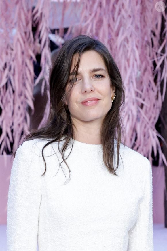 Elle révèle ne plus être un cœur à prendre, tout en restant très discrète sur l’identité de son compagnon.

Charlotte Casiraghi au photocall du deuxième défilé Chanel "Collection Haute Couture Printemps/Eté 2026", lors de la Fashion Week de Paris, le 27 janvier 2026

© Olivier Borde / Bestimage