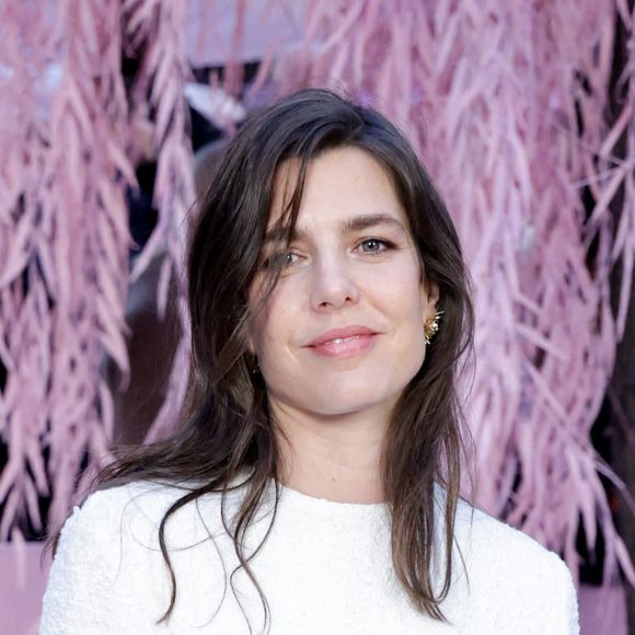 Elle révèle ne plus être un cœur à prendre, tout en restant très discrète sur l’identité de son compagnon.

Charlotte Casiraghi au photocall du deuxième défilé Chanel "Collection Haute Couture Printemps/Eté 2026", lors de la Fashion Week de Paris, le 27 janvier 2026

© Olivier Borde / Bestimage