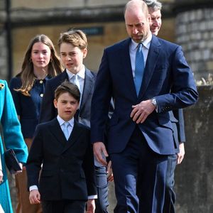 Le prince William, prince de Galles, avec ses fils, le prince George de Galles, et le prince Louis de Galles - Les membres de la famille royale britannique assistent à l'office de Pâques à la chapelle Saint-Georges du château de Windsor, Royaume Uni, le 5 avril 2026. © Zak Hussein/Backgrid/Bestimage