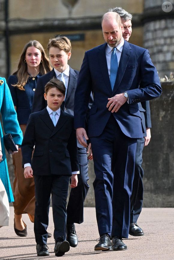 Le prince William, prince de Galles, avec ses fils, le prince George de Galles, et le prince Louis de Galles - Les membres de la famille royale britannique assistent à l'office de Pâques à la chapelle Saint-Georges du château de Windsor, Royaume Uni, le 5 avril 2026. © Zak Hussein/Backgrid/Bestimage