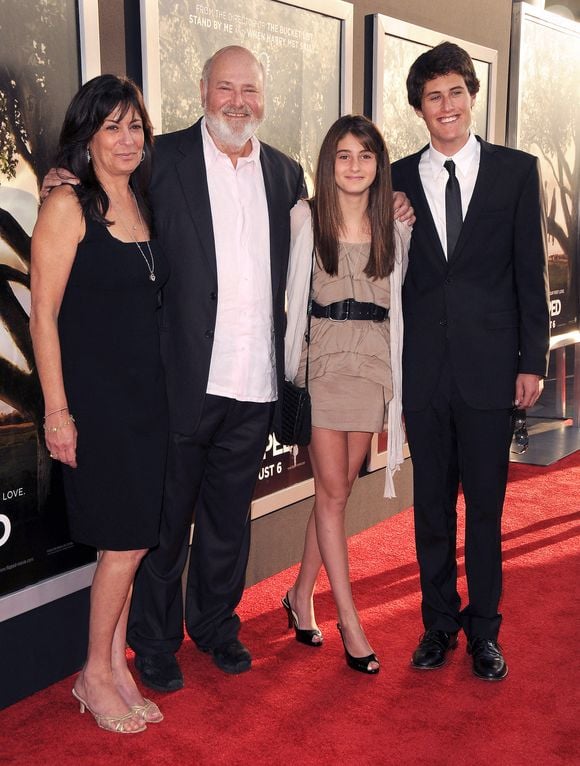 Michele Singer, Rob Reiner, Romy Reiner et Nick Reiner à la première de "Flipped" à Los Angeles, le 26 juillet 2010 

Photo : AFF / Abacapress