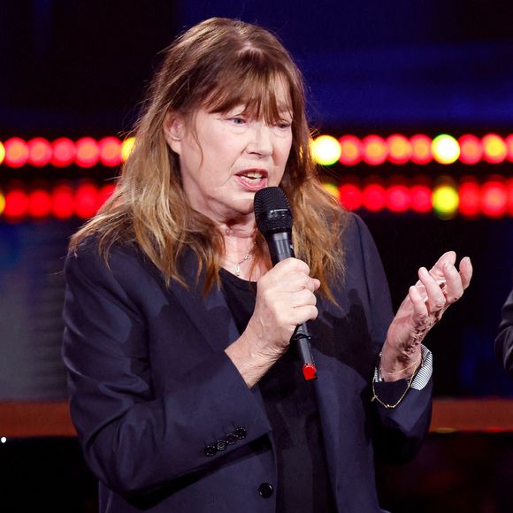 En 2023, la chanteuse Jane Birkin rendait son dernier souffle à l'âge de 76 ans. Un an plus tard, son célèbre manoir niché en Bretagne était vendu... à Aurelie Valognes.

Jane Birkin - Emission spéciale "Unis pour l'Ukraine" à la Maison de la Radio et de la Musique, diffusée en direct sur France 2 et présentée par Nagui et Leïla.Kaddour à Paris le 8 mars 2022. © Cyril Moreau / Jack Tribeca / Bestimage