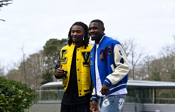 Deux jeunes hommes qui poursuivent une belle carrière.

Khéphren Thuram et son frère Marcus Thuram arrivent pour l'entraînement de l'équipe de France de football pour le match de qualification à l'Euro 2024 contre les Pays-Bas au centre de formation et centre National du Footbal de Clairefontaine-en-Yvelines, France, le 20 march 2023. © Federico Pestellini/Panoramic/Bestimage