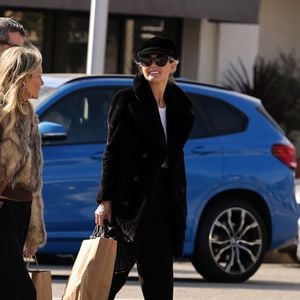 Exclusif - Laeticia Hallyday et son compagnon Jalil Lespert vont faire le marché au Farmer Market à Los Angeles avec une amie le 29 janvier 2023. Auparavant, Jalil est allé faire une séance de sport et prend un appel sur le chemin du retour. Il fume avec une vaporette rose bonbon. POUR INFOS VOIR VENDEUR