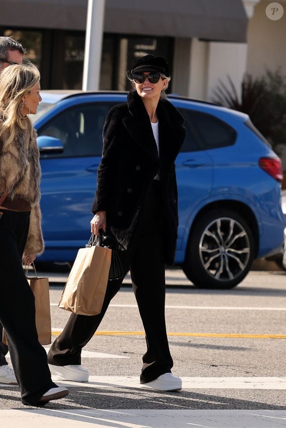 Exclusif - Laeticia Hallyday et son compagnon Jalil Lespert vont faire le marché au Farmer Market à Los Angeles avec une amie le 29 janvier 2023. Auparavant, Jalil est allé faire une séance de sport et prend un appel sur le chemin du retour. Il fume avec une vaporette rose bonbon. POUR INFOS VOIR VENDEUR