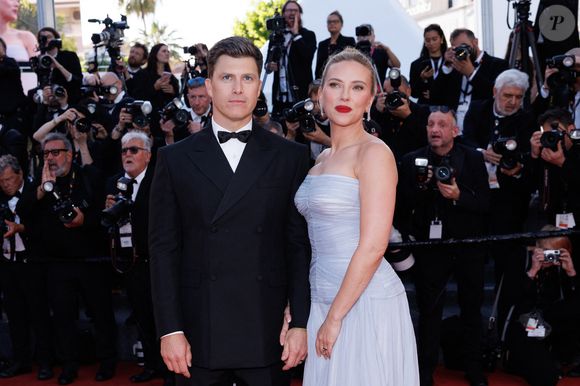 Pour prendre la pose avec lui !

Colin Jost et sa femme Scarlett Johansson - Montée des marches du film « Vie privée » lors du 78ème Festival International du Film de Cannes, au Palais des Festivals à Cannes. Le 20 mai 2025
© Jacovides-Moreau / Bestimage