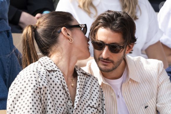 Pierre Niney et sa compagne Natasha Andrews en tribunes lors de la finale messieurs des Internationaux de France de Tennis de Roland Garros 2025, à Paris, France, le 8 juin 2025. © Cyril Moreau/Bestimage