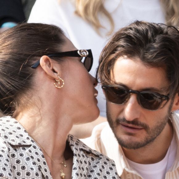 Pierre Niney et sa compagne Natasha Andrews en tribunes lors de la finale messieurs des Internationaux de France de Tennis de Roland Garros 2025, à Paris, France, le 8 juin 2025. © Cyril Moreau/Bestimage