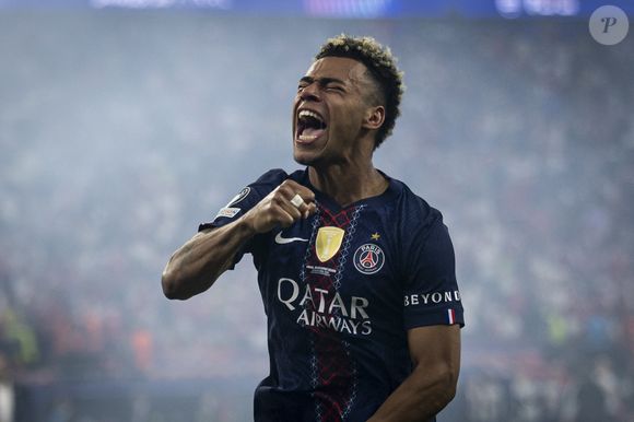 Cette pratique est inspirée des célébrations du sport professionnel américain.

Désiré Doué - Finale de la Ligue des Champions 2026 opposant le Paris Saint-Germain (PSG) à Arsenal FC au stade Ferenc-Puskas à Budapest

©Elyxandro Cegarra / PsnewZ / Bestimage

La finale de la Ligue des Champions 2026 opposant le Paris Saint-Germain (PSG) à Arsenal FC au stade Ferenc-Puskás à Budapest - Finale de la Ligue des Champions 2026 opposant le Paris Saint-Germain (PSG) à Arsenal FC au stade Ferenc-Puskas à Budapest

©Elyxandro Cegarra / PsnewZ / Bestimage