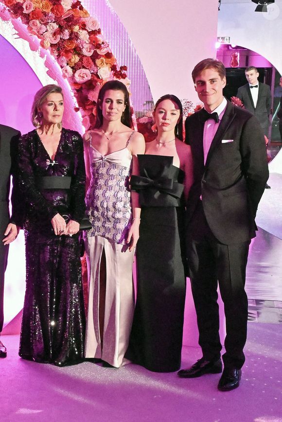 Selon Charlotte Casiraghi, la Provence a forgé son caractère

La princesse Caroline de Hanovre, Charlotte Casiraghi, la princesse Alexandra de Hanovre et Ben Sylvester Strautmann assistent au Rose Ball 2024 To Benefit The Princess Grace Foundation, le 23 mars 2024 à Monte-Carlo, Monaco. Photo par Stephane Cardinale-Pool/ABACAPRESS.COM
