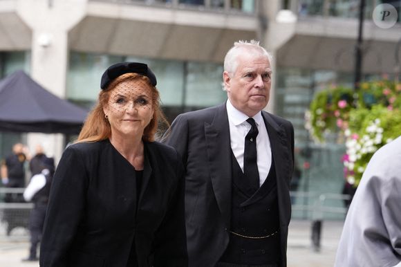 Sarah Ferguson pourrait perdre son titre de duchesse d'York.

Sarah, duchesse d'York et le prince Andrew arrivent à la messe de requiem pour la duchesse de Kent, à la cathédrale de Westminster, au centre de Londres. Photo by Jordan Pettitt/PA Wire/ABACAPRESS.COM