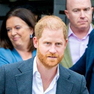 Les inscrire dans une école britannique comptait beaucoup pour lui, et Archie et Lilibet s’y plaisent.

Le prince Harry, duc de Sussex et Meghan Markle, duchesse de Sussex, lors de la visite de l'association caritative pour la jeunesse et la communauté 'The Community Recording Studio' dans le quartier de St Ann’s à Nottingham le 15 octobre 2026.

Photo : Backgrid USA / Bestimage