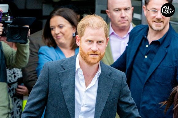 Les inscrire dans une école britannique comptait beaucoup pour lui, et Archie et Lilibet s’y plaisent.

Le prince Harry, duc de Sussex et Meghan Markle, duchesse de Sussex, lors de la visite de l'association caritative pour la jeunesse et la communauté 'The Community Recording Studio' dans le quartier de St Ann’s à Nottingham le 15 octobre 2026.

Photo : Backgrid USA / Bestimage